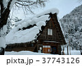 雪の白川郷合掌集落 37743126