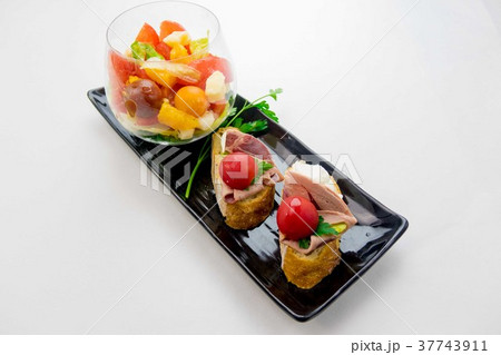 鹿もも肉のパストラミハムのオードブル 37743911