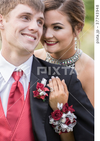 Prom 37743948