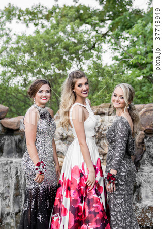 Prom 37743949