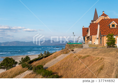 日本海と建物（島根県出雲市キララ多伎） 37744692
