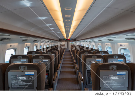 新幹線700系のぞみ　グリーン車　車内風景 37745455