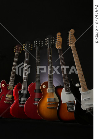 黒い背景の中のエレキギター 37745642