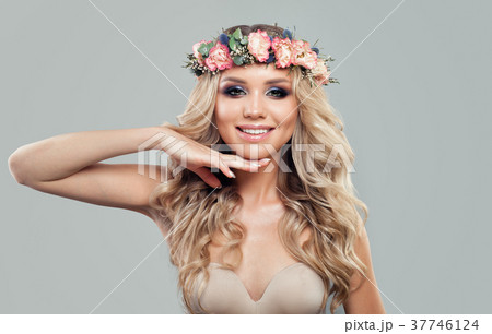 Beautiful Fashion Model Woman with Makeup Beautiful Fashion Model Woman with Makeup 37746124