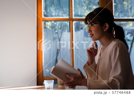 カフェで読書をする女性 カフェで読書をする女性 37746488