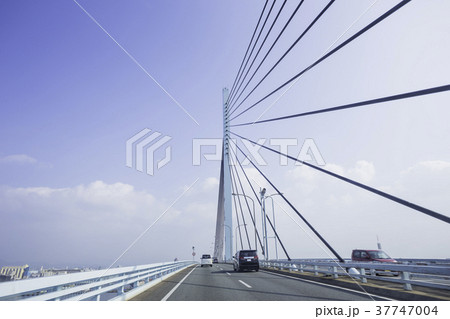 福岡市のランドマーク 荒津大橋走行中 37747004