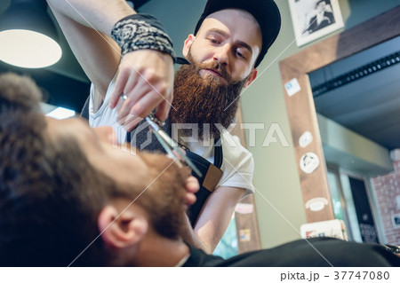 Close-up of the hand of a barber using scissors 37747080