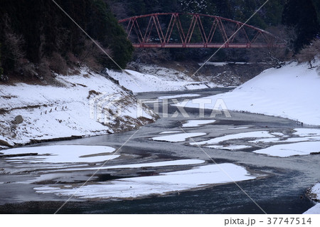 雪積もる川と橋（奈良県五條市大塔） 37747514