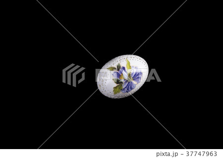 Easter hen's egg with carving. 37747963