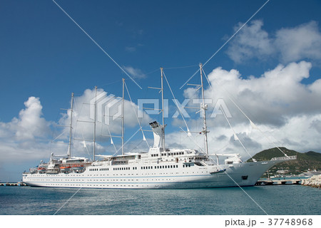 Modern yacht in port Modern yacht in port 37748968