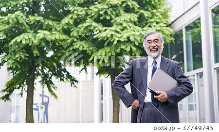 校舎の前に立つ大学教授 37749745