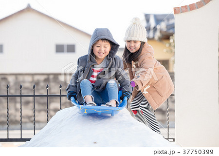 ソリ滑りをする子供 37750399