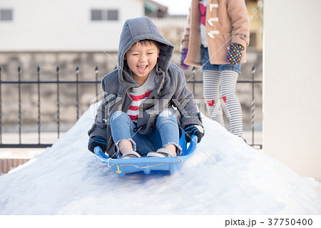 雪遊びをする子供 雪遊びをする子供 37750400