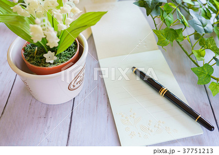 スズランの便箋と万年筆 37751213