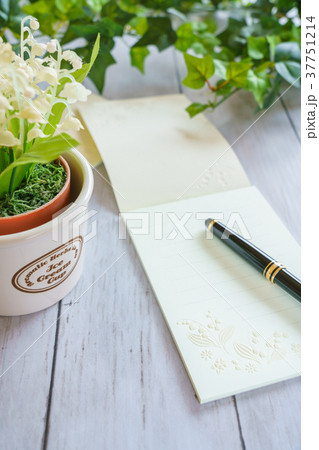 スズランの便箋と万年筆 スズランの便箋と万年筆 37751214
