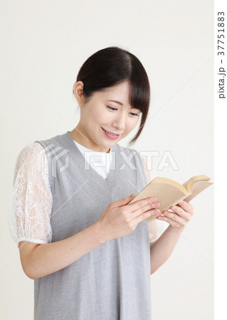 読書する女性 37751883