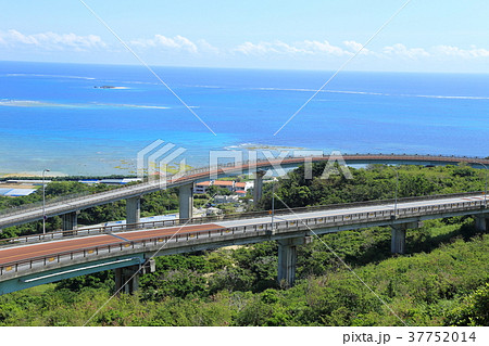 スカイブルーの透き通った海とニライカナイ橋 スカイブルーの透き通った海とニライカナイ橋 37752014