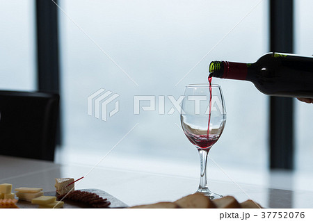 ワインを注ぐ 37752076