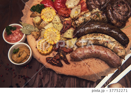 Grilled sausages with vegetables 37752271