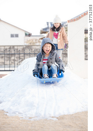 雪遊びをする子供 37752303