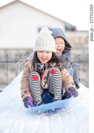 ソリ滑りをする子供 37752304