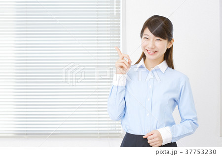 女性　ビジネス　指差し 37753230