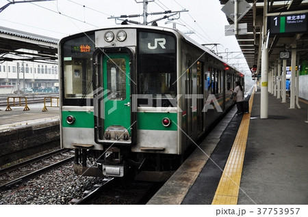 一ノ関駅に停車中の東北本線701系普通列車 37753957