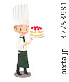 いちごのケーキを持つ男性パティシエのイラスト画像 37753981