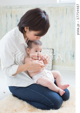 抱っこされた赤ちゃん 抱っこされた赤ちゃん 37754487