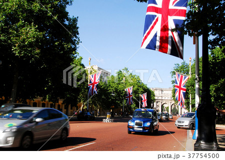 英国国旗が並ぶザ・マルの風景 英国国旗が並ぶザ・マルの風景 37754500