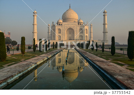 インドの世界遺産　アーグラーのタージマハル　朝日に輝く姿と池に映るリフレクション　　　　 37755542