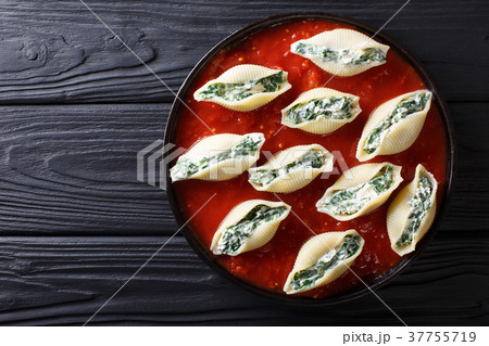 Shell pasta with spinach and cream cheese 37755719