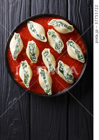 Shell pasta with spinach and cream cheese 37755722