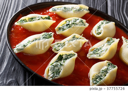 Shell pasta with spinach and cream cheese 37755726
