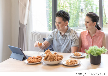 Couples eating together 37757461