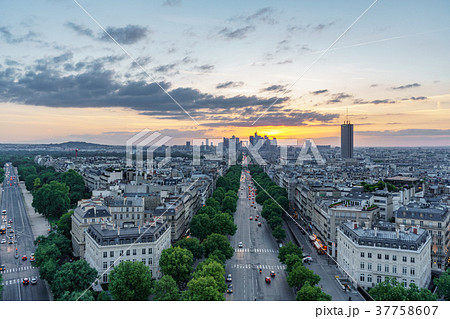 Skyline of Paris with la defense at dusk Skyline of Paris with la defense at dusk 37758607