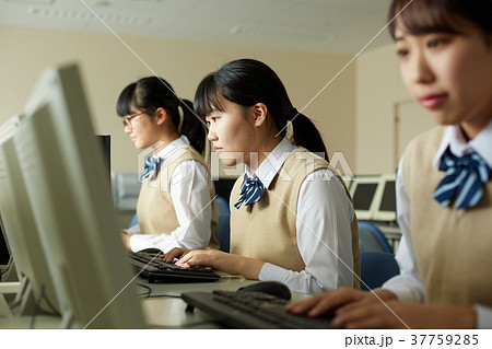 学生　パソコン　授業 37759285