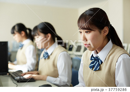 学生　パソコン　授業 37759286