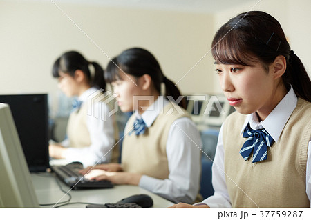学生　パソコン　授業 37759287