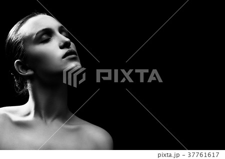 woman in dark 37761617