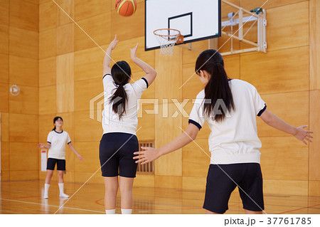 体育館 女子生徒 バスケットボール 体育館 女子生徒 バスケットボール 37761785