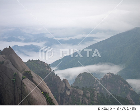 中国の名山　黄山　岩壁の登山道 37761788