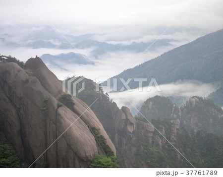 中国の名山　黄山　岩壁の登山道 37761789