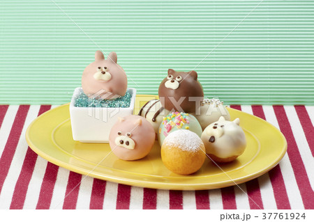かわいい動物さんのお菓子（ドーナツ） 37761924