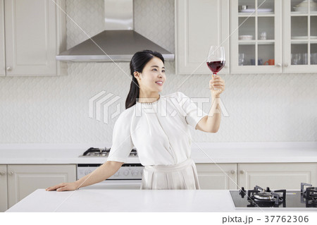 若い女性 キッチン 台所 37762306