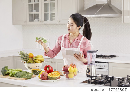 若い女性 キッチン 台所 37762307