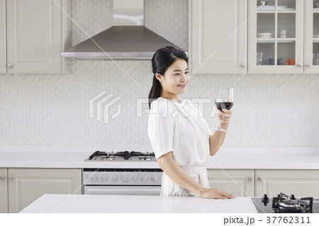 若い女性 キッチン 台所 37762311