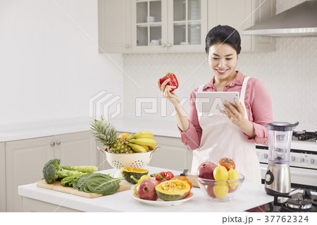 若い女性 キッチン 台所 37762324