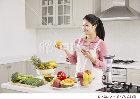 ミキサー 若い女性 野菜 37762339