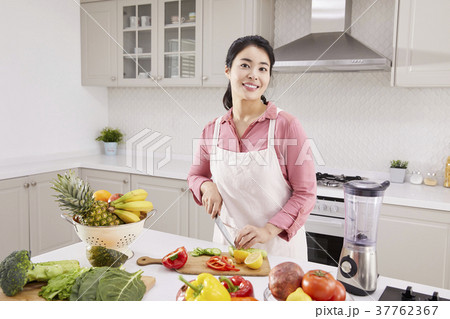 料理の 料理中 若い女性 37762367